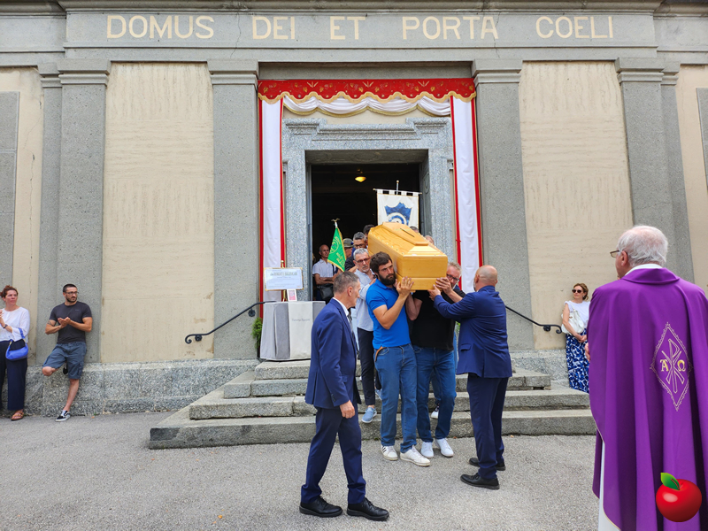 funeraledonroberto7.jpg (528 KB)