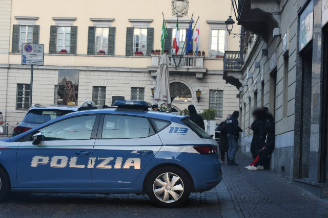 poliziacoordinato2.jpg (81 KB)