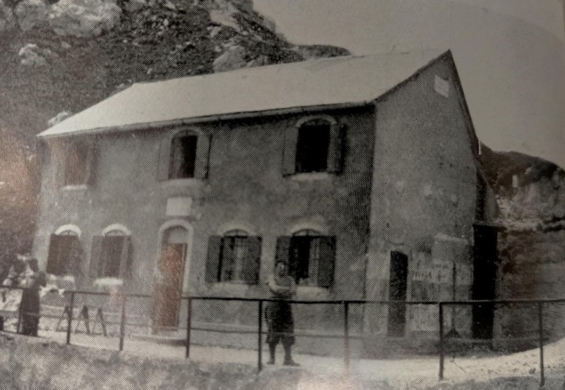 Capanna_Daina__ora_Rifugio_Azzoni_.jpg (118 KB)