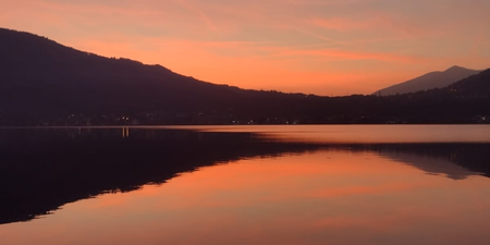 Arancione sul lago