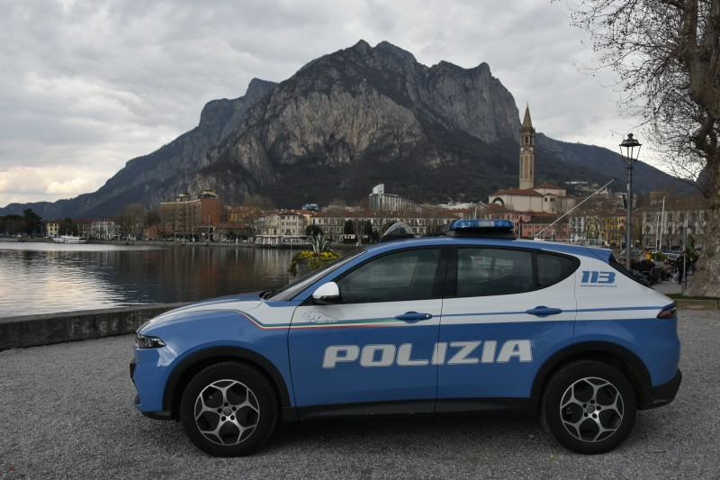 polizialungolago.jpg (218 KB)