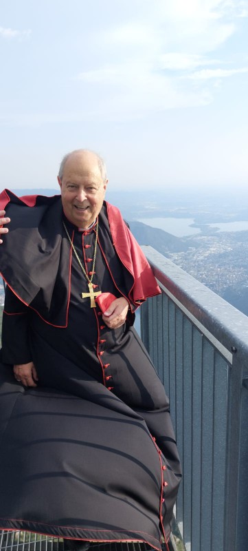 Cardinal_Cantoni_sulla_passerella_panoramica.jpg (51 KB)