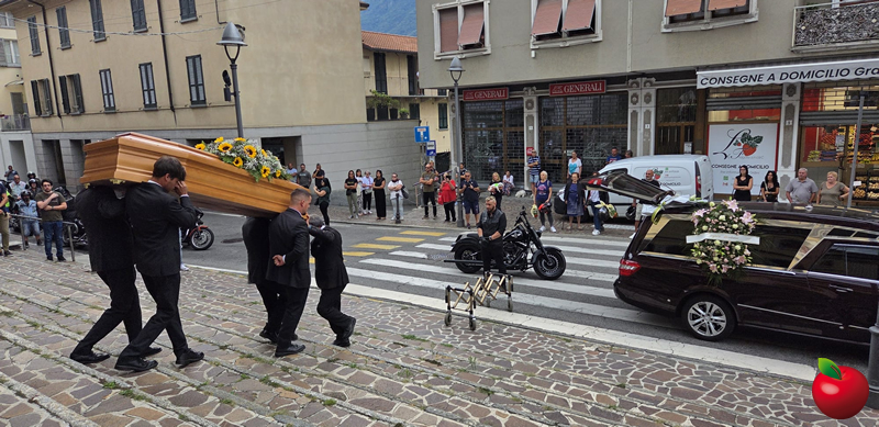 funeraleluciafalbo2.jpg (354 KB)