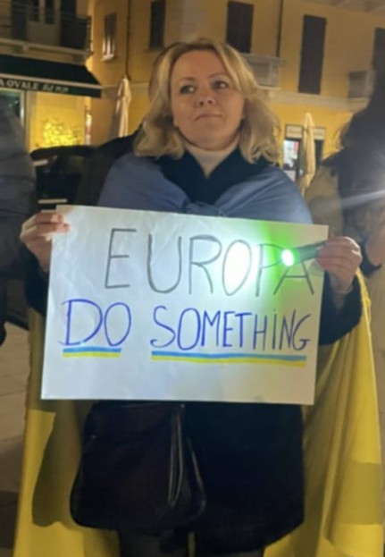 Olena_durante_la_manifestazione_a_Lecco_il_2_marzo.jpg (79 KB)