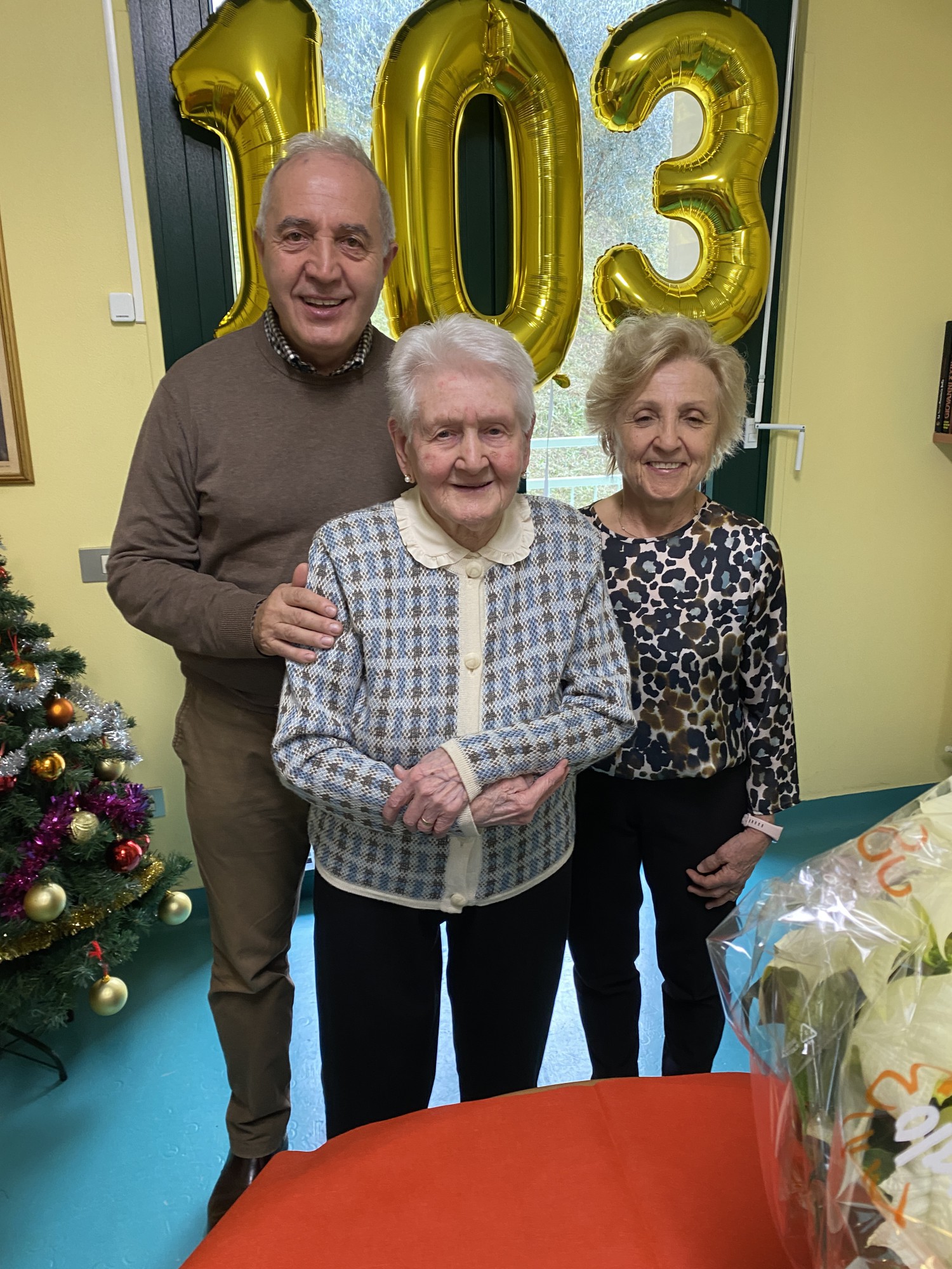 Alba_Rossi_con_i_nipoti_Maria_Grazia_e_Paolo_Sacchi_.JPG (647 KB)