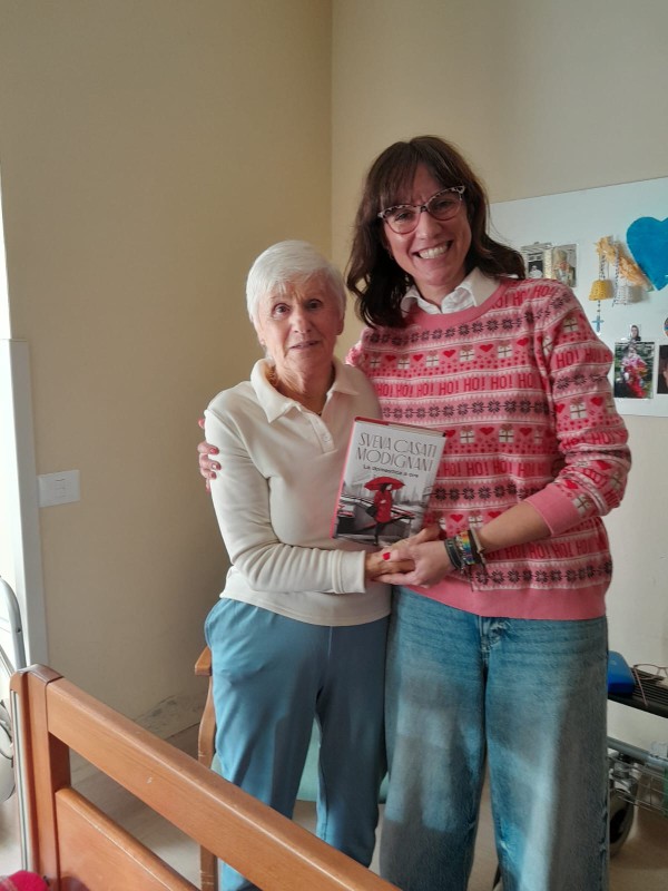 Graziella,_ospite_Residenza_Resegone,_con_Laura_Nipote_di_babbo_Natale.JPG (87 KB)