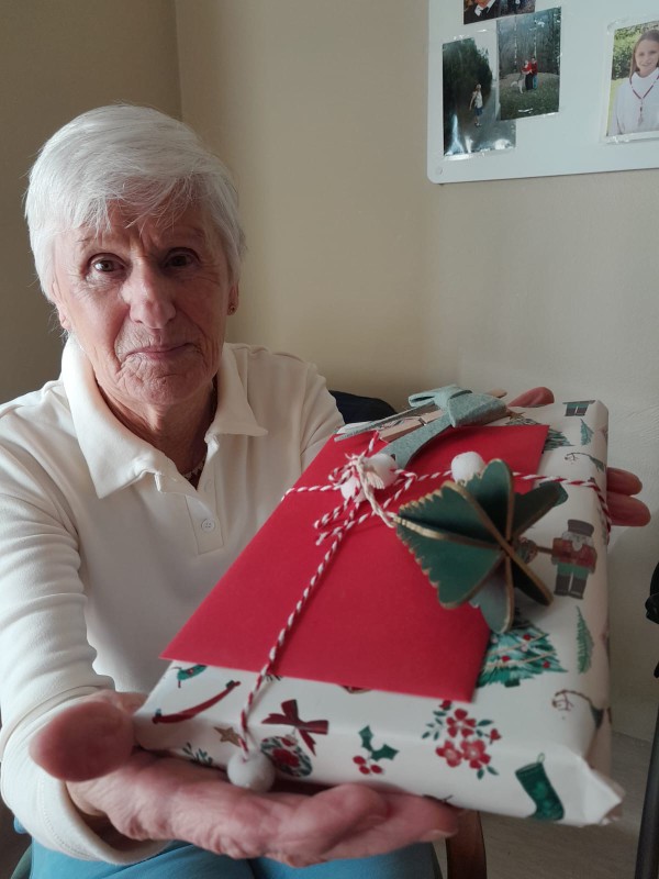 Graziella_con_il_dono_di_Laura_Nipote_di_Babbo_Natale_.JPG (81 KB)