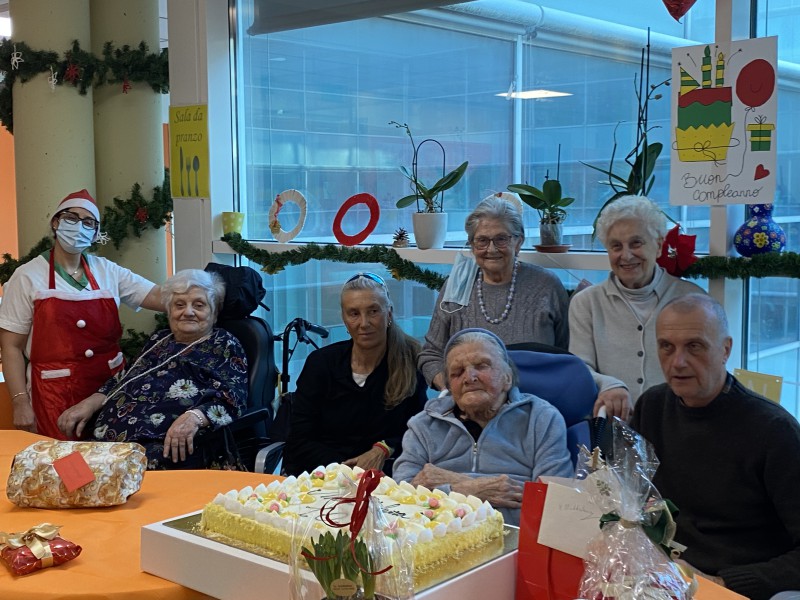 Maddalena_Schiefer_con_i_figli_Sivio_e_Elisabetta,_e_alcune_amiche.JPG (135 KB)