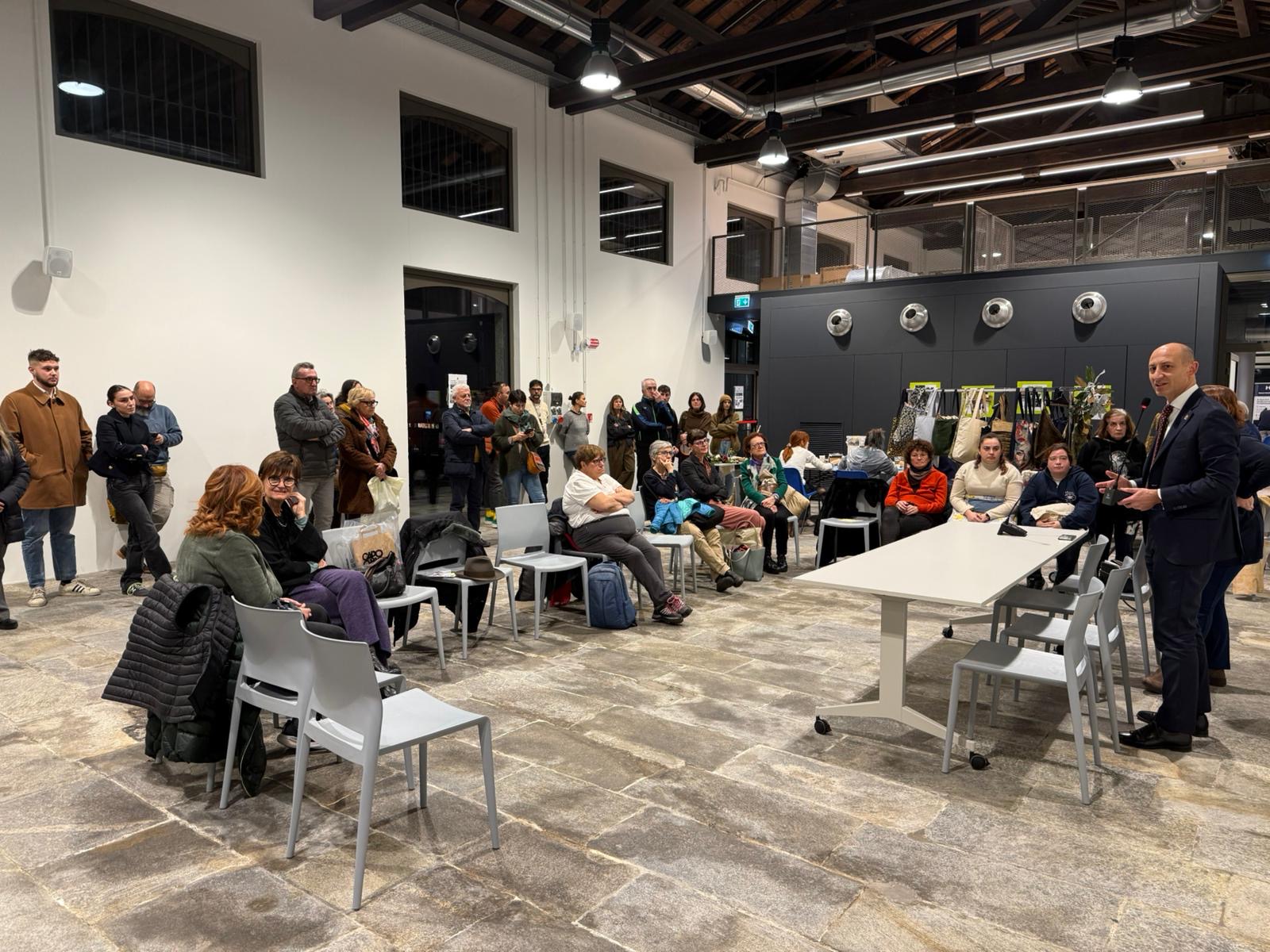 R-Evolution1.jpeg (397 KB)