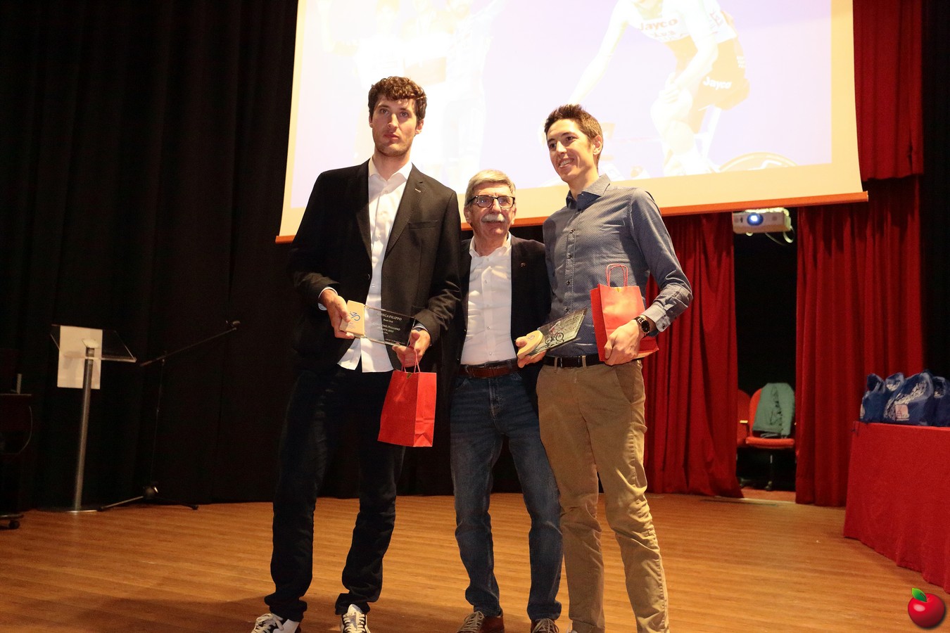 ciclismopremi0007.jpg (242 KB)