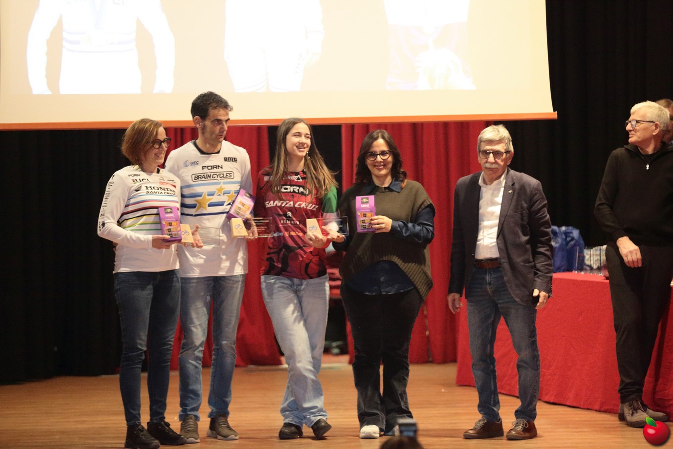 ciclismopremi0009.jpg (241 KB)