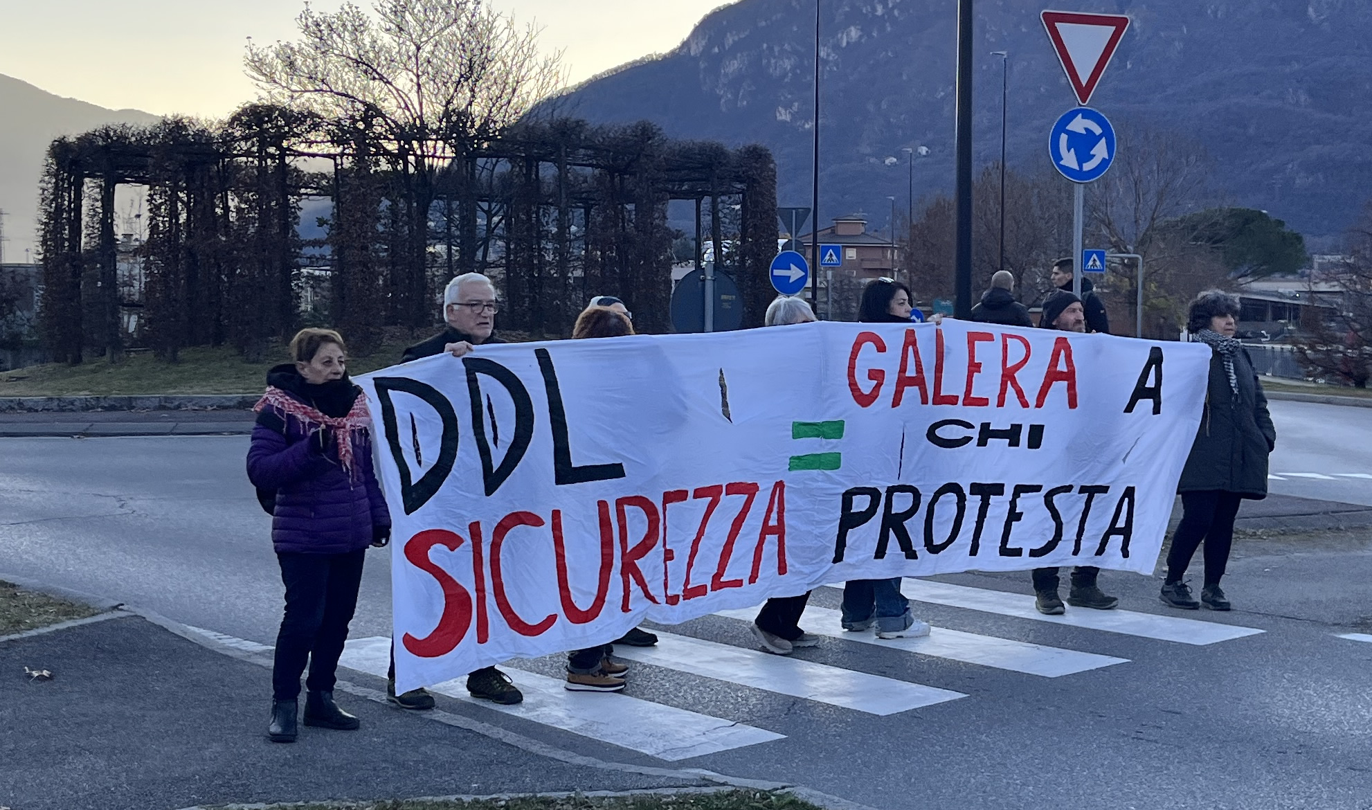 stopgenocidio_1.jpg (807 KB)