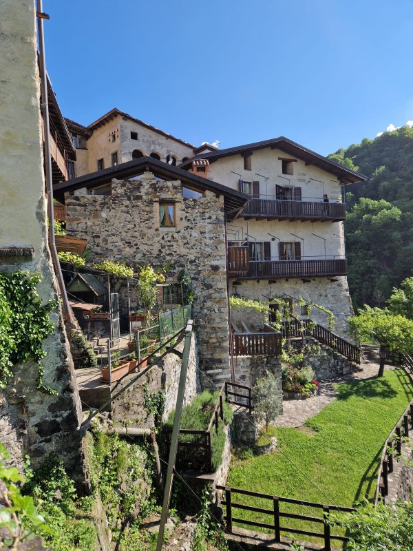 2-borghi.jpg (176 KB)