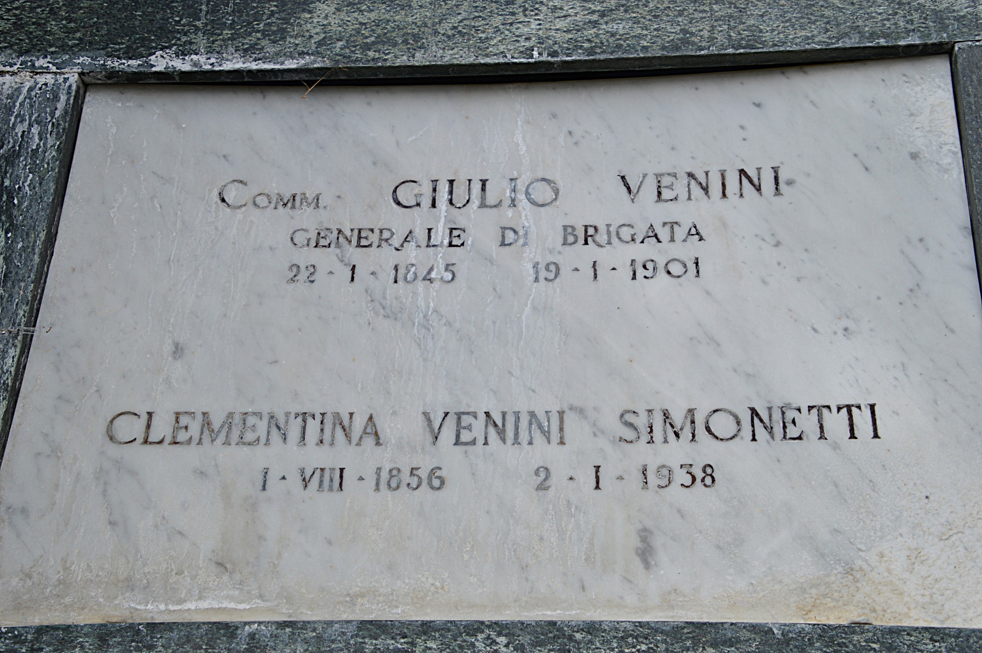 2.Lapide_tombale_Clementina_e_Giulio_Venini.JPG (533 KB)