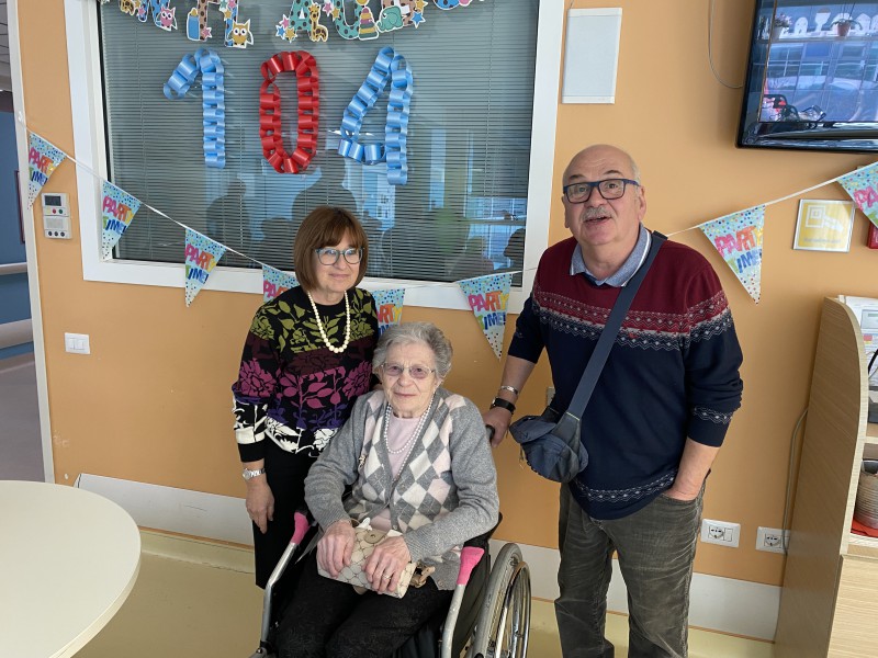 Giulia_con_i_nipoti.JPG (131 KB)