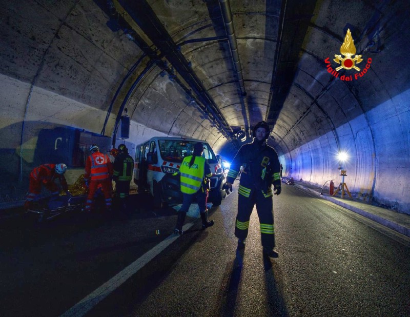 esercitazionegalleria5.jpg (127 KB)