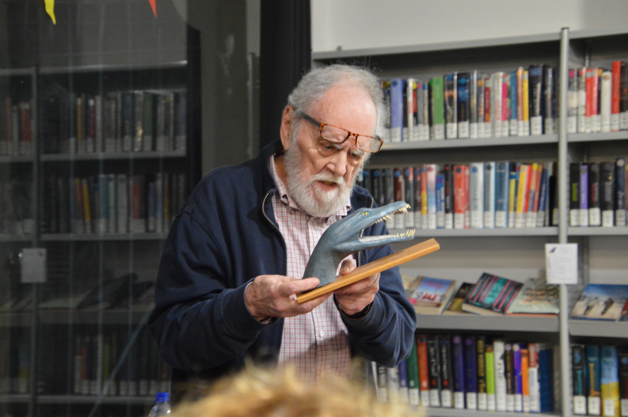 Colombo_con_i_modellini_di_Lariosauro__1_.JPG (391 KB)