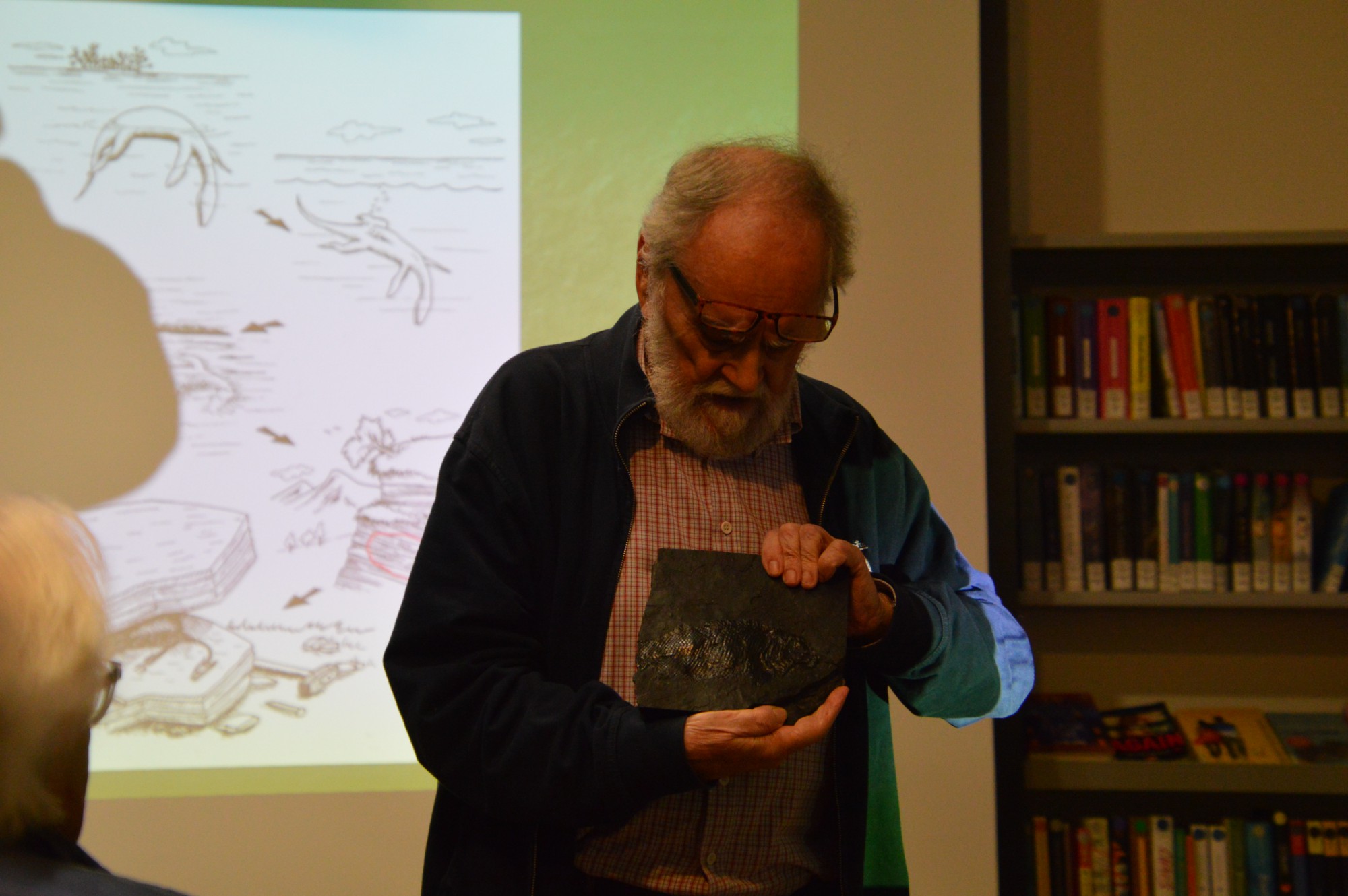 Colombo_con_il_fossile_di_un_pesce__1_.JPG (310 KB)