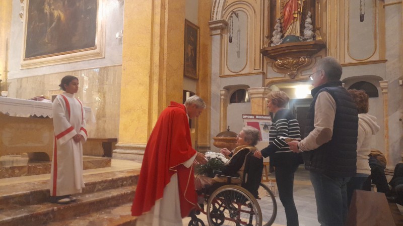 Galbiate,_don_Arnaldo_Zuccotti,_celebrante,_la_sorella_Carla_e_la_nipote_Maria.jpg (81 KB)