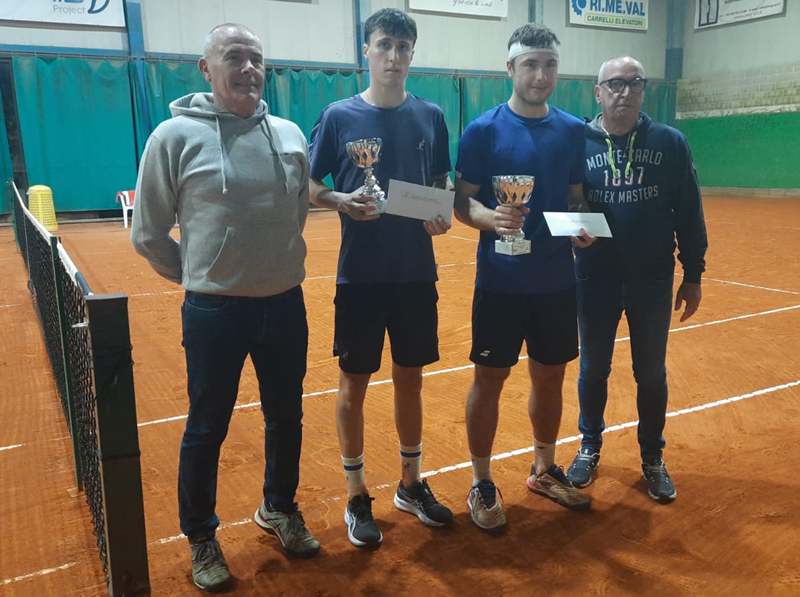 vercuragotennis__2_.jpg (290 KB)