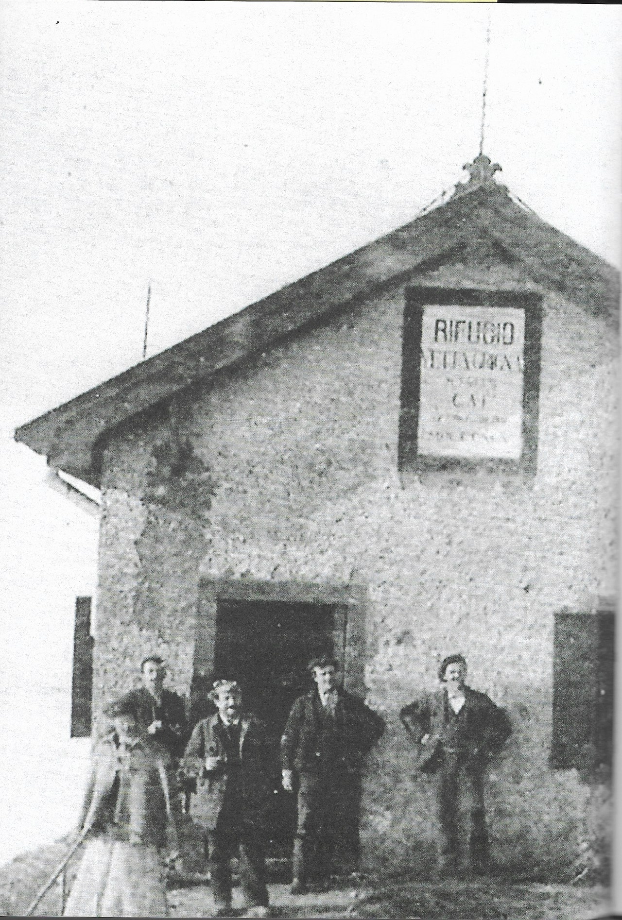 il_rifugio_del_Grignone_appena_inaugurato_nel_1895.jpg (1.13 MB)