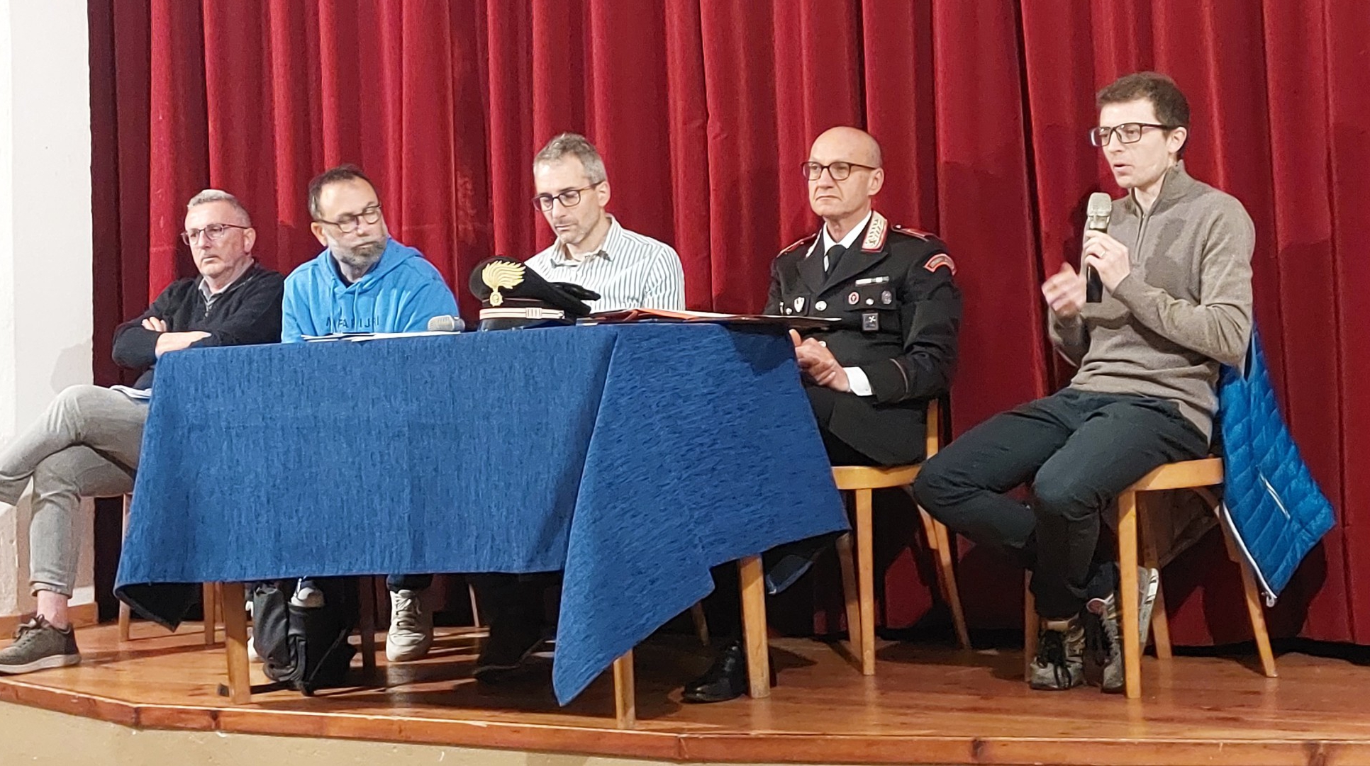 Tavolo_3.jpg (1.18 MB)