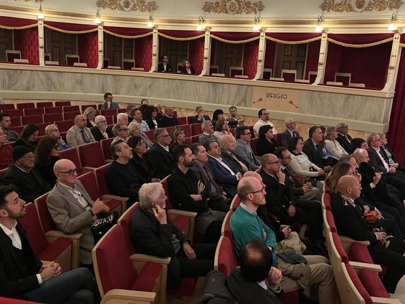 libroteatro2.jpeg (136 KB)