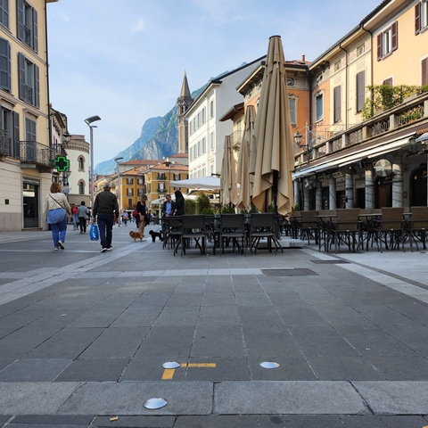 ombrellonicentrolecco.jpg (174 KB)