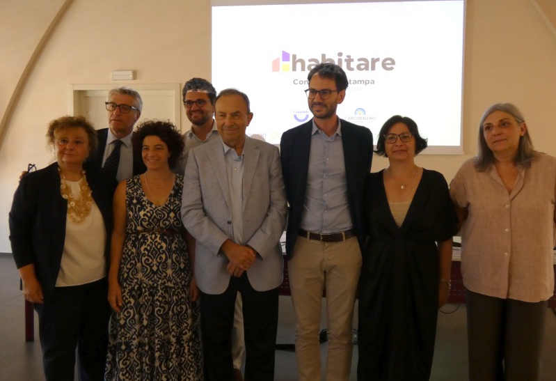 progettohabitareOK.jpg (185 KB)