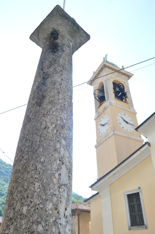 Laorca_parrocchiale_e_colonna_dei_crapun.JPG (88 KB)