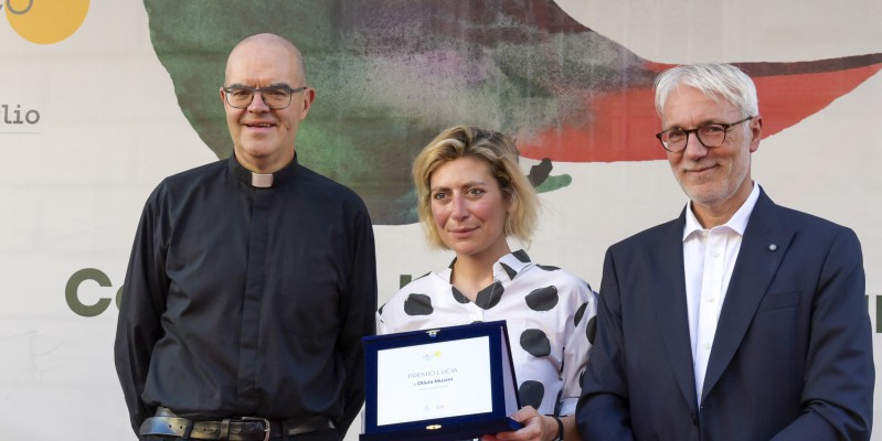 Olivia_Musini_riceve_il_premio_Lucia,_con_mons._Davide_Milani_e_Marco_Campanari_ph_Stefano_Micozzi.jpg (108 KB)