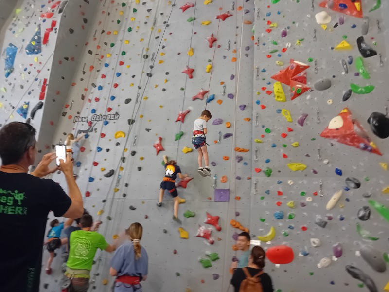 4-bambini_climbing.jpg (102 KB)