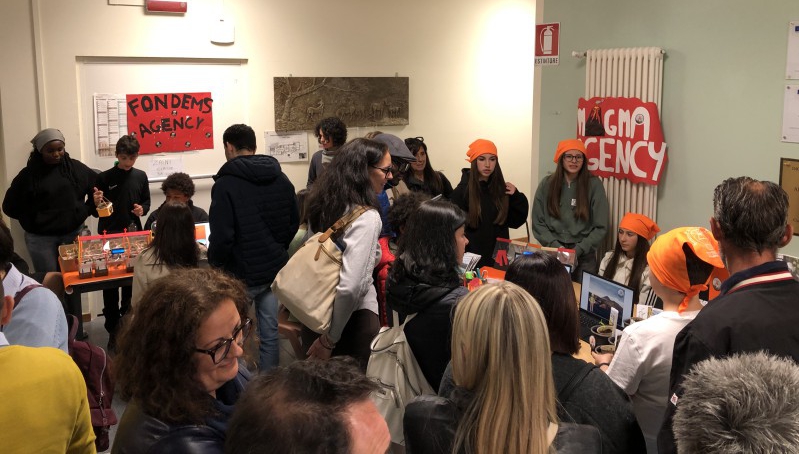 Gentiori_visitano_stand_3.jpeg (223 KB)
