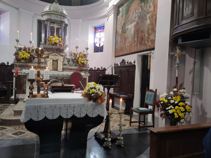 Interno_altare_coro_panca.jpg (119 KB)