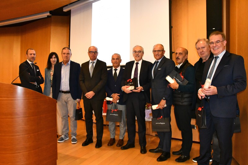 premiati_per_35_anni_iscrizione_con_pres_Spreafico,_vice_presidente_Puccio_e_segretario_Sonia_Mora.JPG (89 KB)