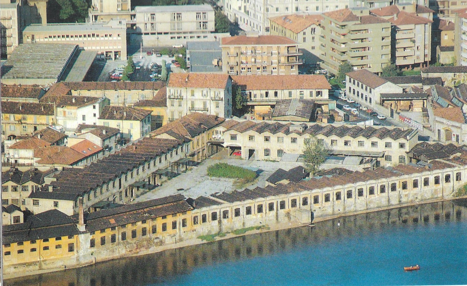 Foto_Carlo_Pozzoni__La_citt__del_ferro_.jpg (642 KB)