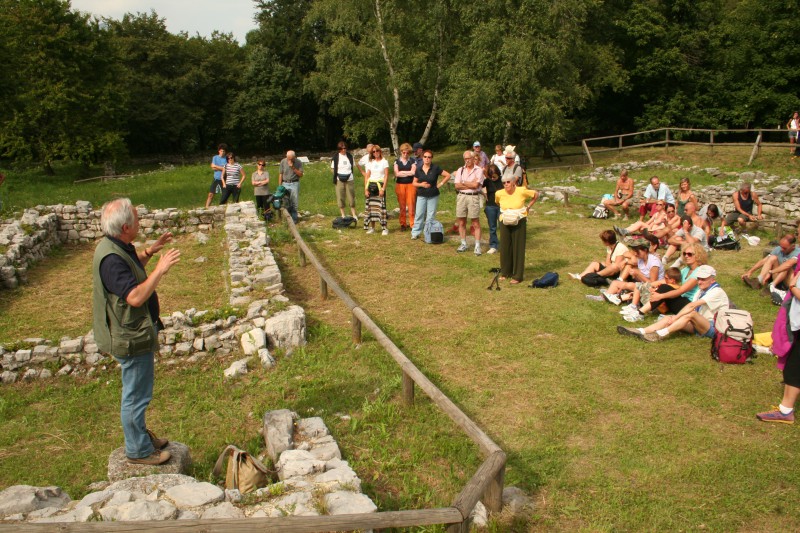 Lanfredo_Castelletti_illustra_l_area_archeologica_dei_Piani_di_Barra.jpg (162 KB)