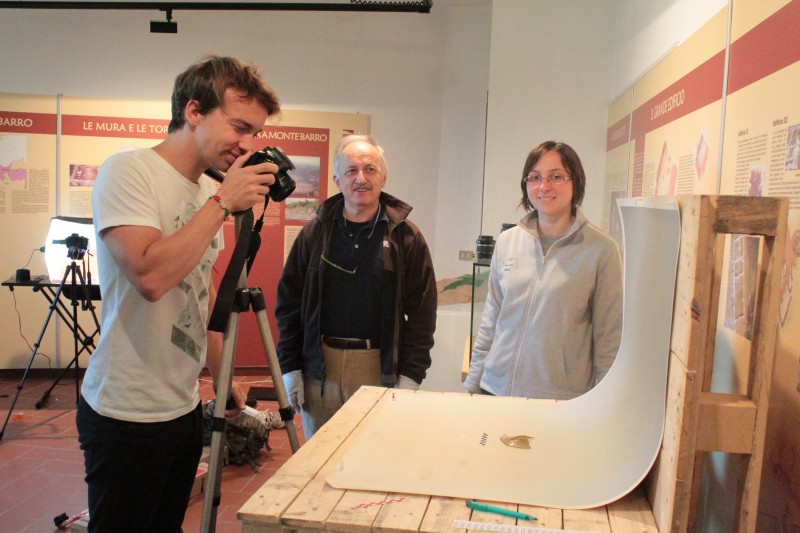 Lanfredo_Castelletti_presiede_alla_documentazione_fotografica_dei_reperti_al_Museo_Archeologico_del_Barro.jpg (92 KB)