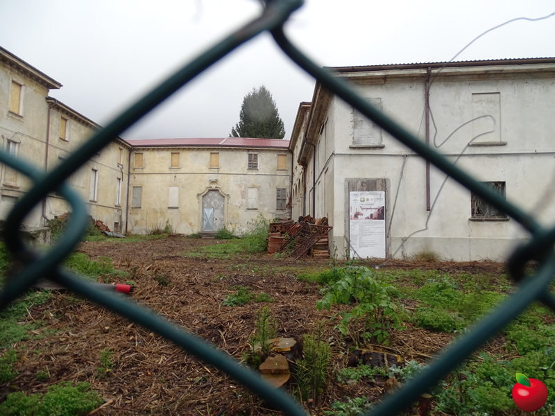 Villa_Eremo_con_mela.jpg (186 KB)