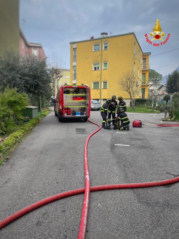 calolzioincendioappartamento2.jpg (144 KB)