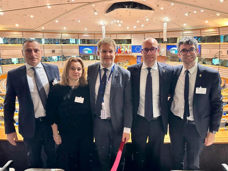 fdileccoeuropa.jpg (120 KB)