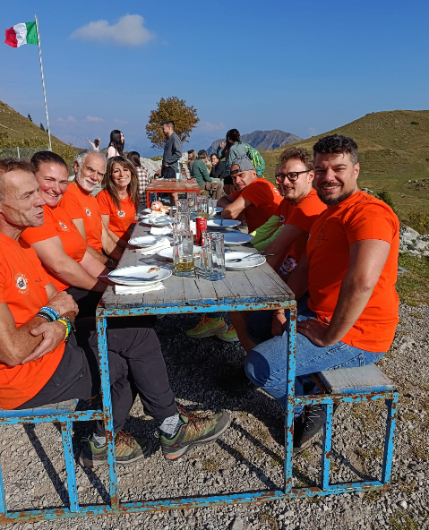 Samuele_Rossi__primo_a_destra__al_Cazzaniga_Merlini_con_il_suo_staff.png (578 KB)