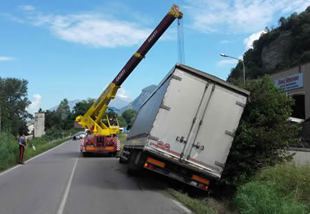 camion_storto1pr.jpg (24 KB)