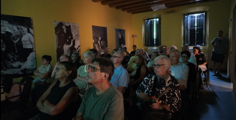 Il_pubblico_in_sala_Leydi.png (455 KB)
