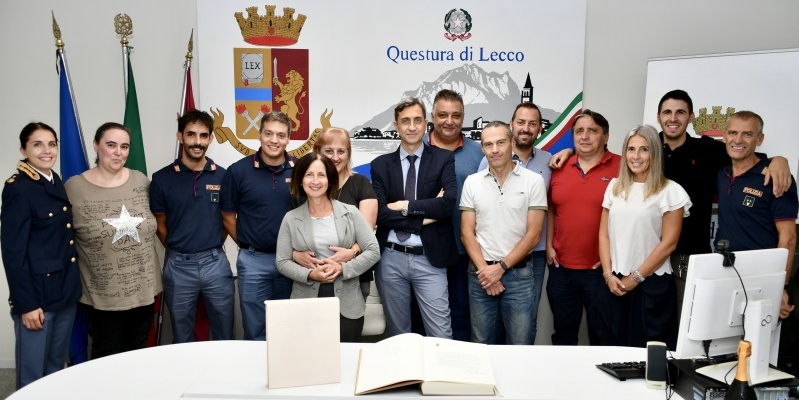 il_Vicario_dott._Luca_Rocco_con_il_personale_della_Questura_di_Lecco-1.jpeg (187 KB)