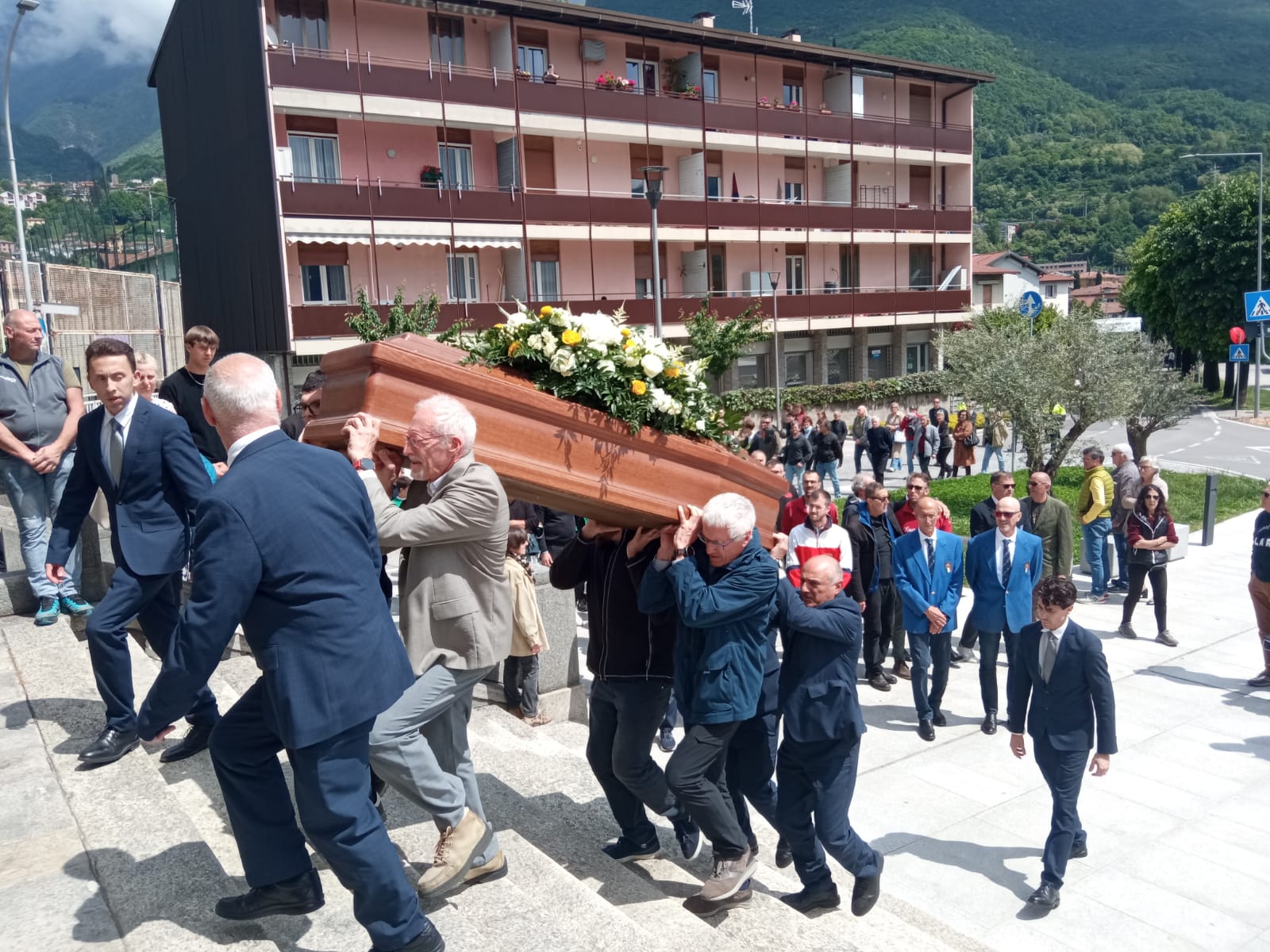funeralimoili20.jpg (298 KB)