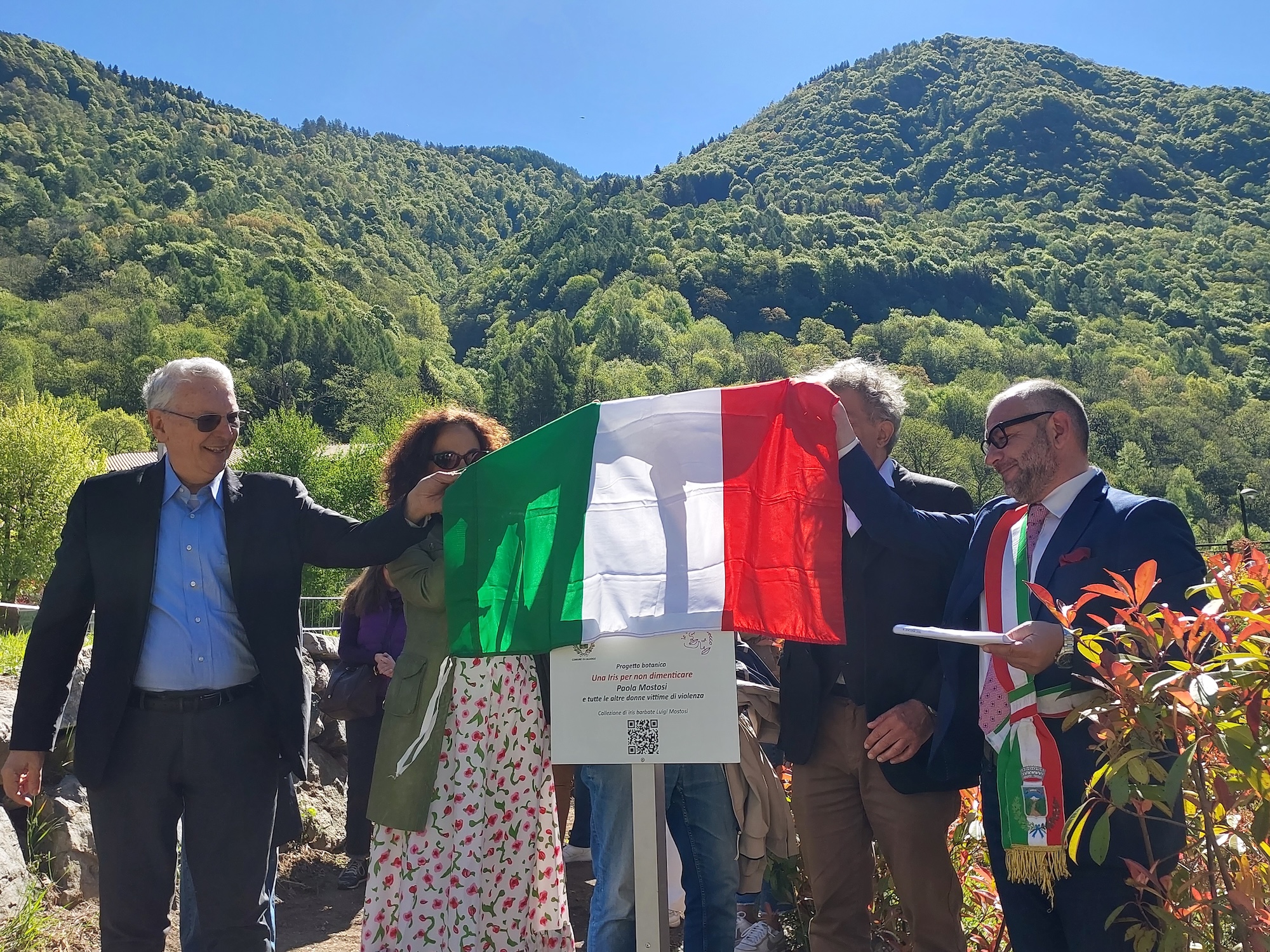 Svelando_la_targa_2.jpg (1.42 MB)