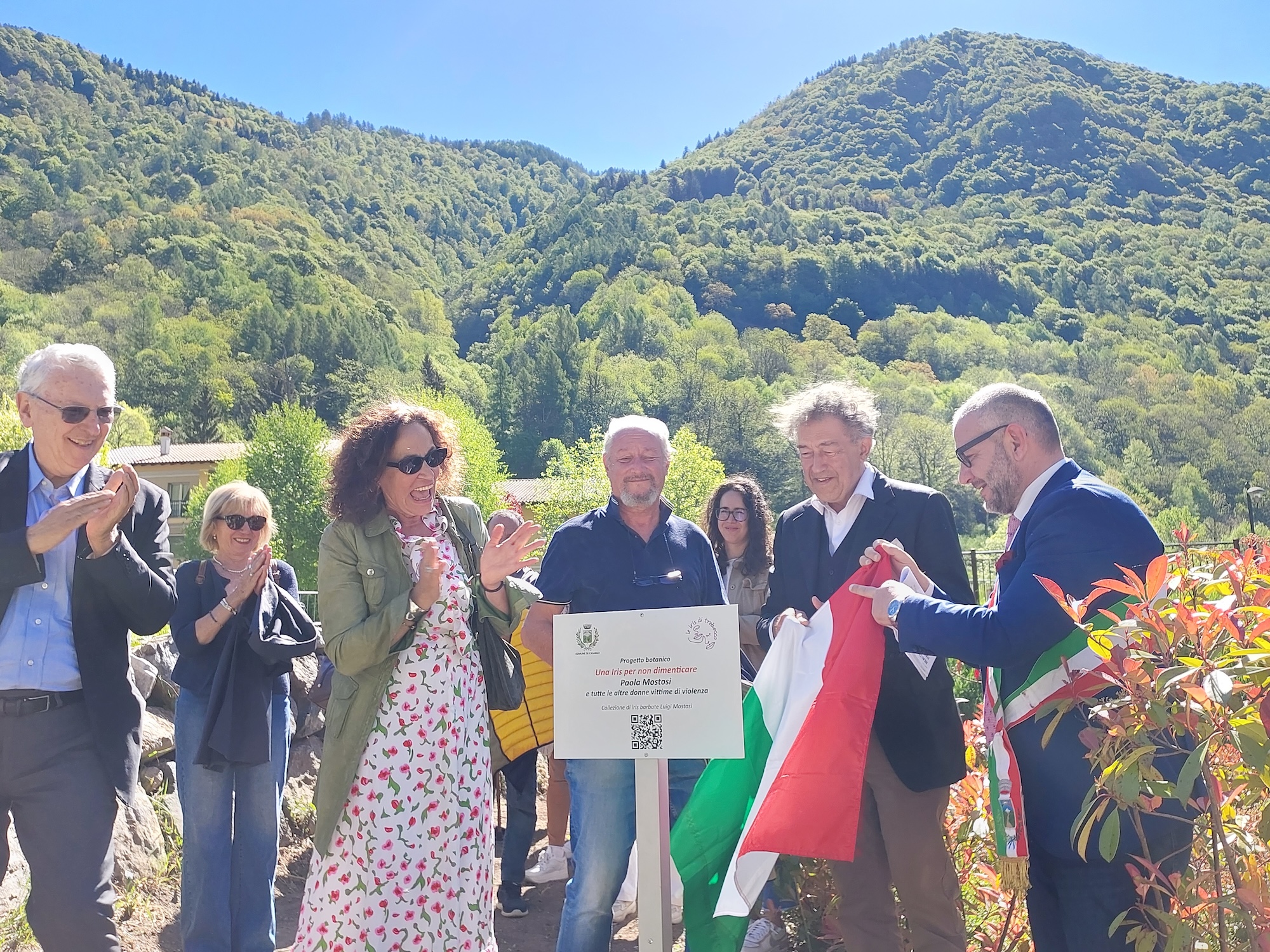 Svelando_la_targa_3.jpg (1.37 MB)