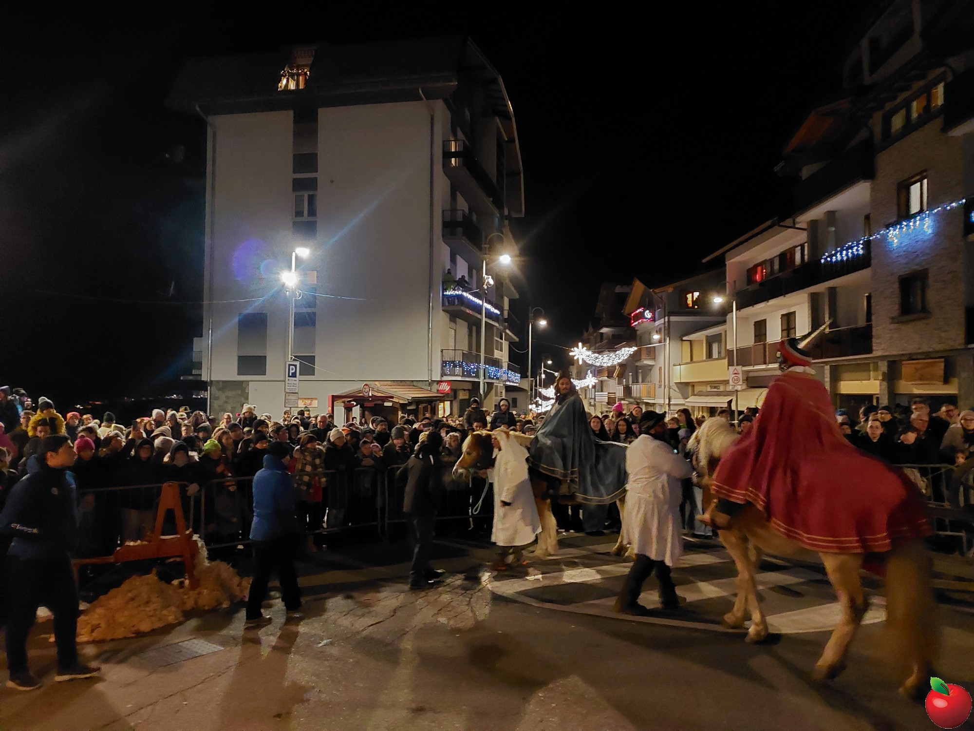 L_arrivo_in_piazza.jpg (553 KB)