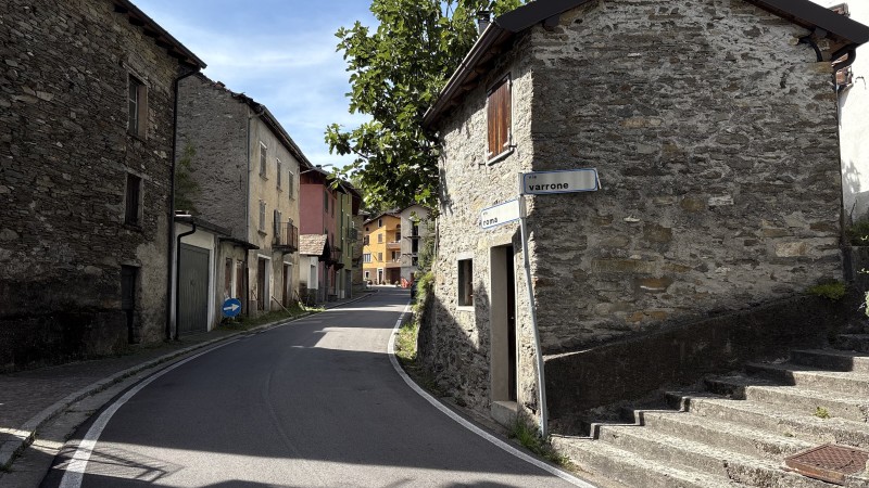 scorcio_della_SP67_nel_centro_di_Tremenico.JPG (133 KB)